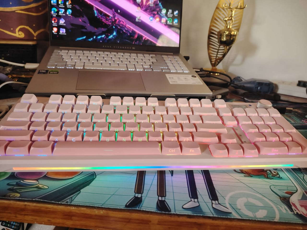 السلام عليكم
⌨️ AULA S98 Pro — Pink Edition 🌸🔥

كيبورد ميكانيكي احترافي 96% / 98 Keys، من أشهر كيبوردات الـCustom الجاهزة حاليًا.
جديد بالكامل، مفتوح بإيدي فقط وحتى لزكة الشاشة بعدها موجودة ✨

✅ Tri-Mode Connectivity
(Bluetooth 5.0 / 2.4G / Type-C)

✅ Gasket Mount حقيقي
✅ Hot-Swap Full Keys
✅ RGB احترافي
✅ شاشة LCD + Knob للتحكم
✅ PBT Keycaps
✅ بطارية 4000mAh
✅ يدعم Windows / Mac / Android / iOS

الكيبورد معروف بصوته الـCreamy والإحساس الفخم بالكتابة والجيمينگ.
ومناسب جدًا للـGaming والشغل والكتابة الطويلة.

📦 الكارتونة بيها تعب من التخزين والنقل، أما الكيبورد نفسه نظيف وجديد ومحافظ عليه وعلى غراضه.

💰 السعر: 80 ألف
🚚 ويا التوصيل يصير 85

🎨 اللون: وردي


**إذا كنت صاحب هذا الإعلان وتريد حذفه لأي سبب، رجاءا أرسل رسالة إلى الدعم الفني**