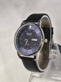 اوماكس سويسري • مكينة كوارتز ياباني • سير جلد ثعبان