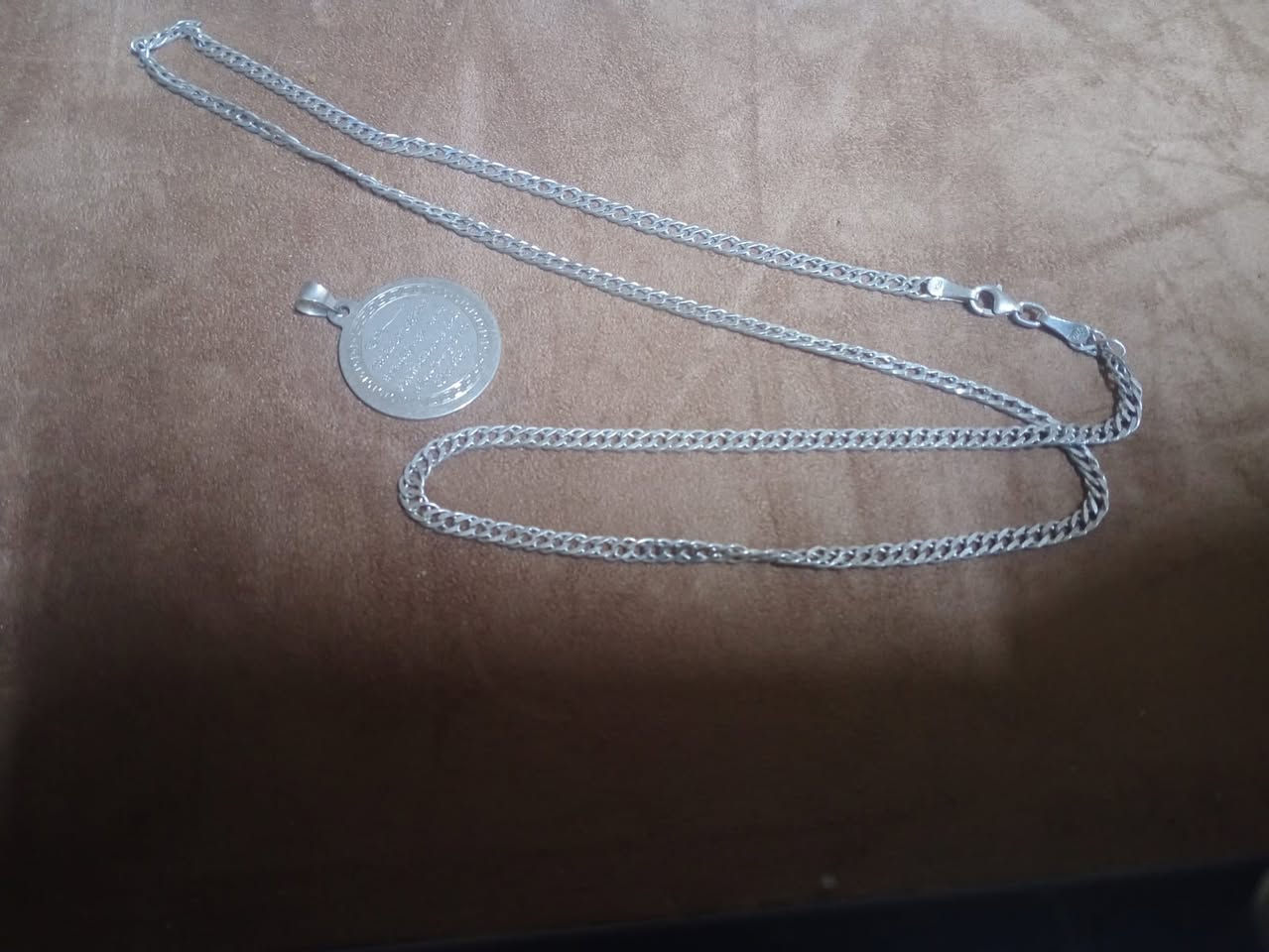 زنجيل مع قلادة ليرة (اية الكرسي) 925 الوزن الكلي 12.2 غرام سعر الغرام 4 الاف - اجور التوصيل (5 الاف).


**إذا كنت صاحب هذا الإعلان وتريد حذفه لأي سبب، رجاءا أرسل رسالة إلى الدعم الفني**