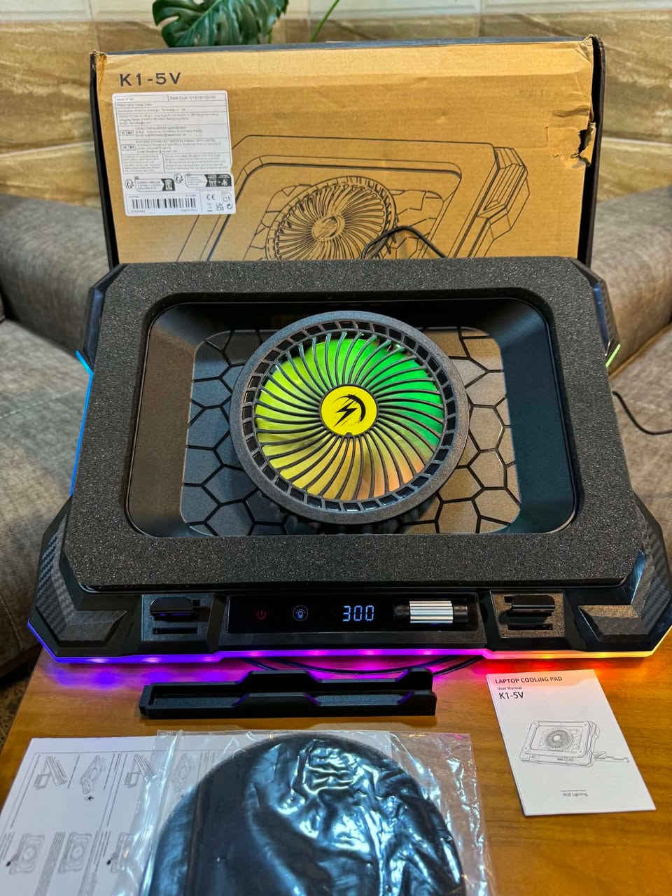 السلام عليكم
قاعدة تبريد لاب توب للألعاب (RGB Gaming Laptop Cooler) موديل K1-5V.المميزات: تحتوي على مروحة توربو كبيرة مقاس 5.5 بوصة، وتتميز بإضاءة RGB، وشاشة LED، وحامل للهاتف.الأداء: توفر تبريداً سريعاً مع سرعة مروحة قابلة للتعديل تتراوح بين 300 و 2200 دورة في الدقيقة.التوافق: مصممة لتناسب أجهزة اللاب توب بمقاسات تتراوح من 15.6 إلى 19.3 بوصة.
جديد ما مستخدم
انطونا سعر وبالعافية 🌹


**إذا كنت صاحب هذا الإعلان وتريد حذفه لأي سبب، رجاءا أرسل رسالة إلى الدعم الفني**