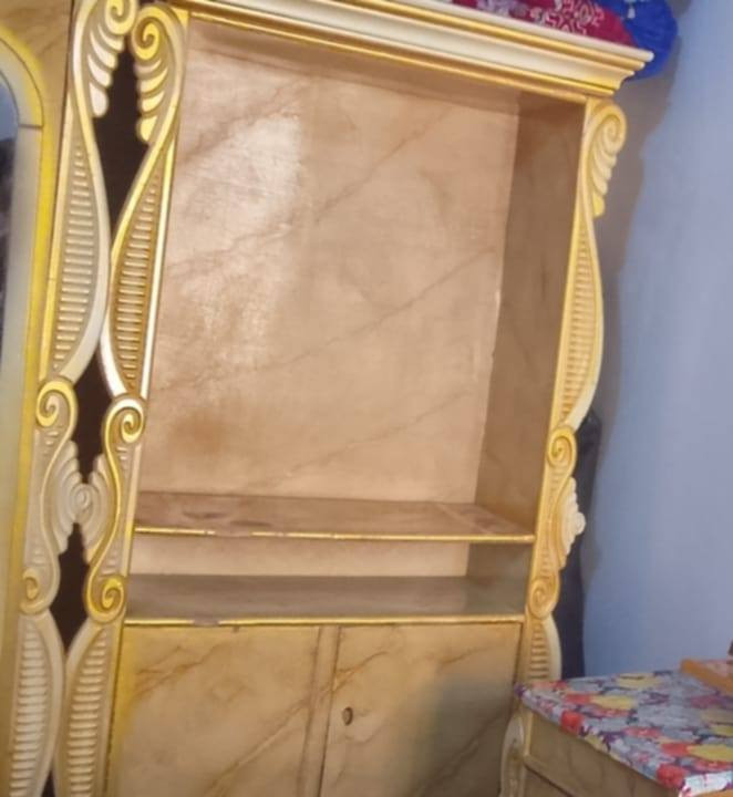 السلام عليكم
غرفه كامل عراقي للبيع بعدهي 

جديده ونضيفه كلش 

كنتور ابو ٦ 

ميز ابو مرايه وجربايه وزاويه ومكتبه وميوزه

كامله مكمله 

السعر لو خاص لو نتصال ع رقم (***********)
