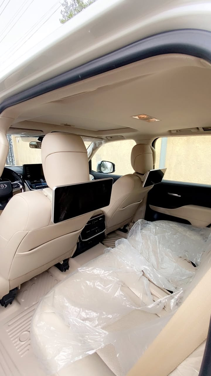 السلام عليكم لندكروز 2024 فول مواصفات 5 كامرات توين تيربو السياره مغلفه بلكامل السياره كفاله عامه من جكت الابره ماشيه 13 الف رقم بغداد ***********
