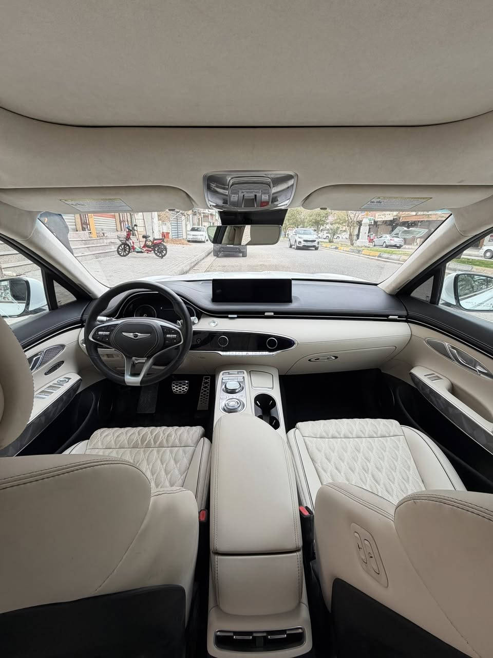 السلام عليكم للبيع جنسس GV70 ستة سلندر 3500 توين تيربو 2024 حادث موضح بلصور اتبدلت قطعتين نفس اللون السيارة فول مواصفات وسبورت  السيارة حرة مو كتاب فقط ترقمها السيارة موجودة في كربلاء للبيع فقط الاتصال ***********
