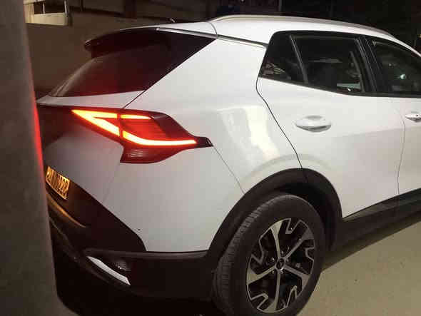 السلام عليكم اخوان عندي كيا سبورتج على وضع الشركة كفالة عامة بسمي ماشية 31 كيلو  مواصفات السبورتج معروفة مكان السيارة بغداد. سعررررررررررر 212  قفل  رقم ***********
