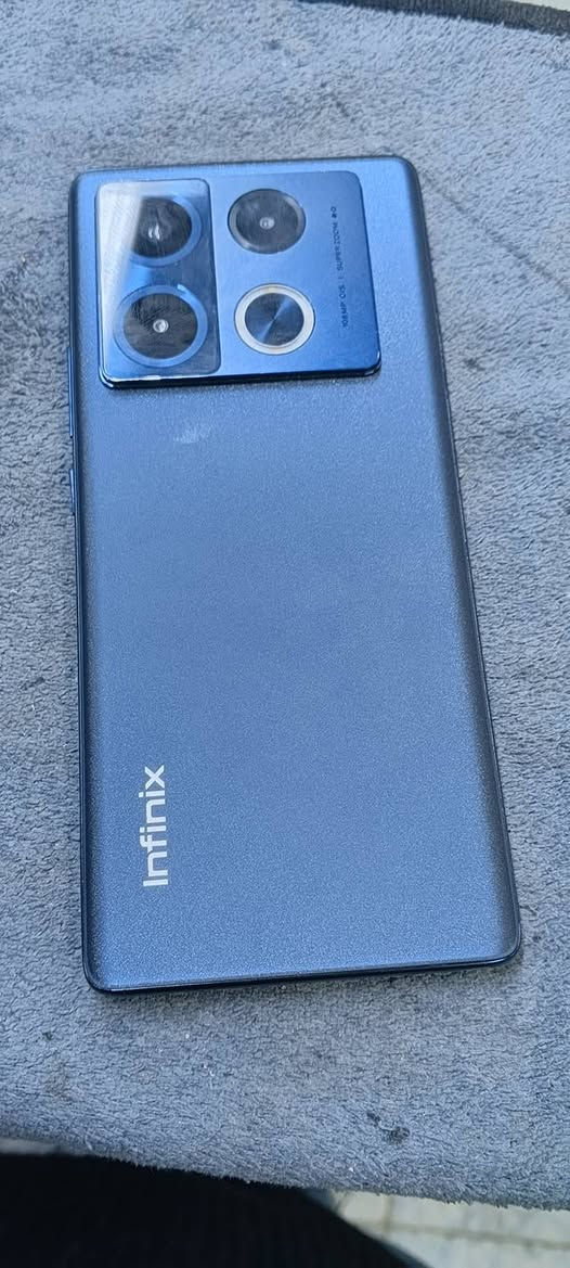 انفينكس نوت 40 برو ذاكره 256 رام 8 + 8 النظافه 100% سعر 220,000 رقم الموبايل *********** ملحقات كامله
