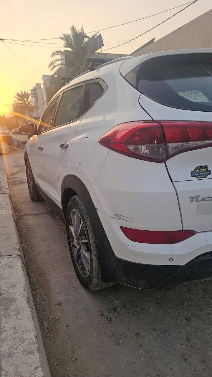 اللهم صل على محمد وال محمد 
توكسان 2018 خليجي 
محرك 2000 دوش 
محرك كير كفالة شرط برغي ممفتوح 
مواصفات شركه عامه نص فول 
دكت خلفي 
مري شفط 
كرسي كهرباء 
شاشة جبيره 
وغيرها من المواصفات المعروفه 
السياره جديده مال جناي 
رقم اربيل وسنوية باسمي 
ملاحظة ( بنيد فقط صبخ والباب الخلفية مرخاية فقط ) 
السعر 173 وبيها مجال حك الجية 
رقم موبايل وبي واتساب ( ***********) النجف, العراق
