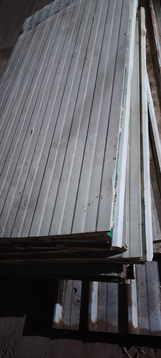 سلام عليكم..
يوجد سندويج. 10 قطع. ام 2متر.
نضافتهن 100/100..

لاتصال ***********
