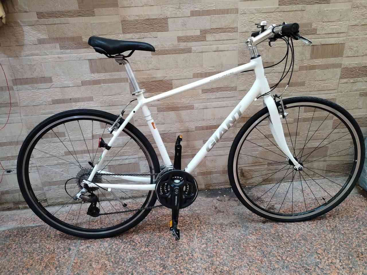 السلام عليكم اخوان توفرت دراجة هجين ماركة جاينت سكيب  c700 - 28 دراجة نضيفة جدا احلى من الصورة مال حاوية ما مستخدمة داخل العراق لون ابيض حجم الفريم M  المنيوم بالكامل. سستم الدراجة شيمانو ألتوس الرنكات نظام الكمبريونة دراجة خفيفة وسريعة ومريحة بالمشي تخبل كلة ابلادية ما مبدل بية برغي يشهد الله السعر 200 مكاني البصرة القبلة حي الرشيد. توصيل موجود كافة المحافظات وتدللون.


**إذا كنت صاحب هذا الإعلان وتريد حذفه لأي سبب، رجاءا أرسل رسالة إلى الدعم الفني**