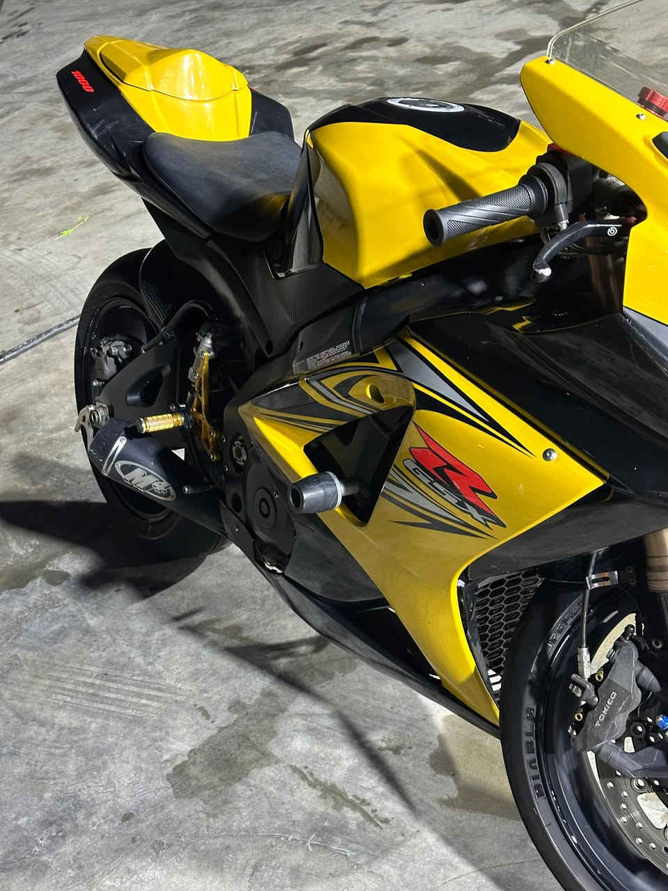 السلام عليكم شباب دراجه جكسر موديل 2008 الدراجه كفاله عامه دراجه مال جناي عليها ادامه كامله وبرمجه 3 مودات ويدات برمبو اصليه وقطع كاربون وعليها سلايدرات رياضي تفاصيل الدراجه اكثر ***********
