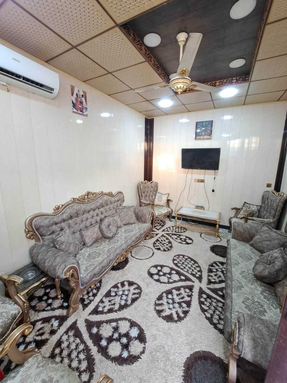 الدار للبيع بناء درجه اولى سنه 2020 في منطقة حي المهندسين المساحه: 100متر الواجهة 5متر  ونزال 20متر.  
الدار طابق ونص يتكون من استقبال وصاله ومطبخ وغرف عدد 2 وصحيات عدد 2
للاستفسار الاتصال على الرقم ***********
