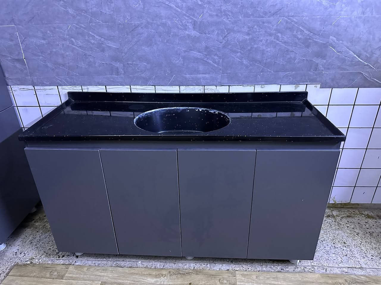 كاونتر جديد غير مستعمل
3 متر 
متر ونص كاونتر ومتر ونص السنك 
السعر 550 وبي مجال بسيط 
***********
مكاني زيونه
