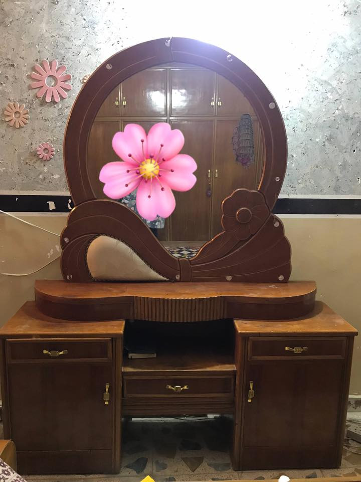 غرفه اخشاب عراقي مكننننه كنتورها يلم ملابس الصيف والشتاء ٩٠٠ وبيها مجال
***********٥
