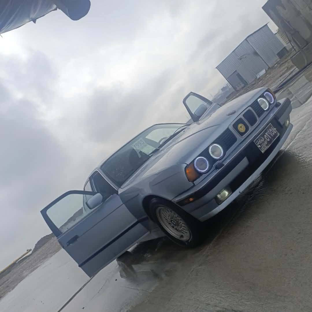 بی ئێم مۆدێل ١٩٩٣ بیلاد گێڕ عادی دەعامی بۆ دەعامی بەشەرت دەعم و لێدراوی نییە مەعجونکاری نییە مەکینەی ٥٢٥ کلاج و عەینەی لۆکی لەسەرە گێچی ئەڵقەیە تەوافەی بەنزینەکەشی ئیش ئەکات  ساڵانسای سپۆڕت سەوتی زۆر خۆشە تایە و ویلی موشەبەک ٢٢٥ لۆکی لەژێرە ئاڕمی پلاستیکی هەولێر بەشەرت و زەمان ڕەقەمی ئەسڵی لەگەڵە هەموو کوردوستانی پێ بگەڕێ
سعری ٤٥ گەڵا و معامەلە 
لە سلێمانیم
***********
***********
