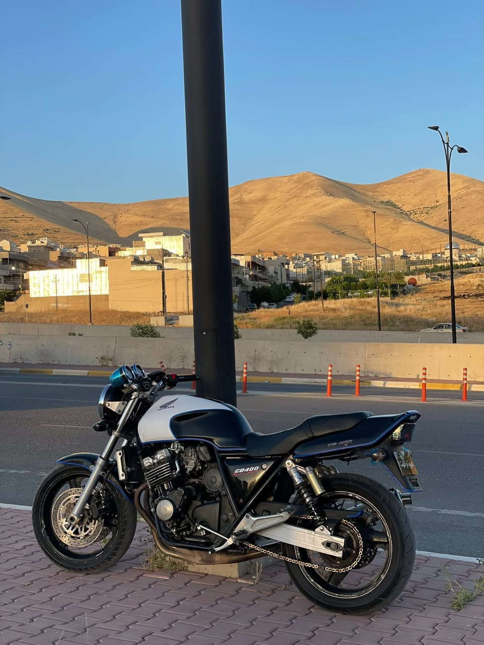 C400 دراجه خير من الله نضيفه ومكينته حلوه نكره  بكل وكت صوت وتبخير ونضوح مابيه كامله مكمله  دهن جديد مي راديتر جديد برمجه عقل رياضي وسعره مناسب اوراق للبيع ***********  واتساب

