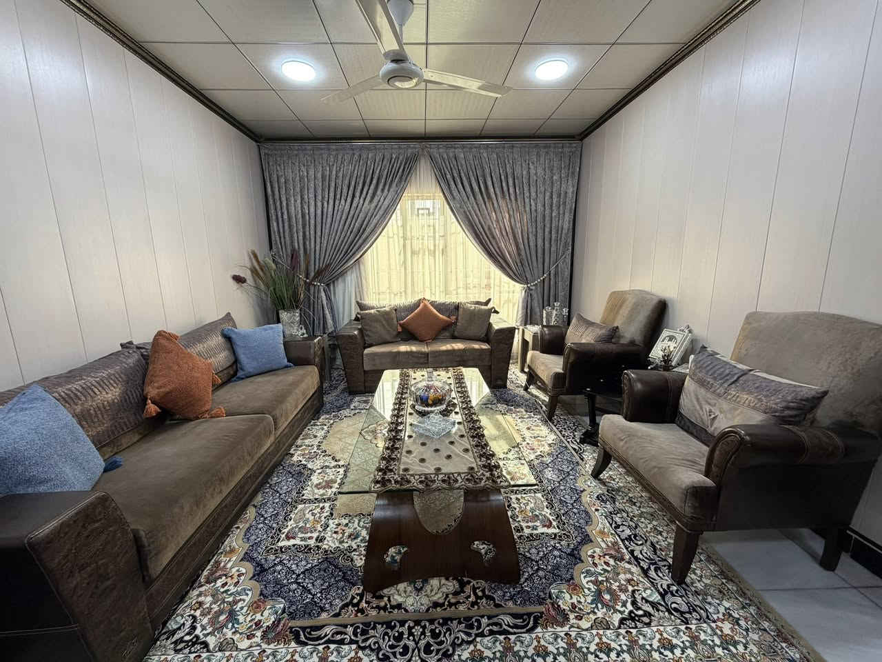 تخم قنفات جلد نظيف للبيع
عشره مقاعد واحد من القنفات تصير مخزن واثنين يصير سرير نفرين وطبله وسطيه والسعر مليون وربع وبي مجال


**إذا كنت صاحب هذا الإعلان وتريد حذفه لأي سبب، رجاءا أرسل رسالة إلى الدعم الفني**