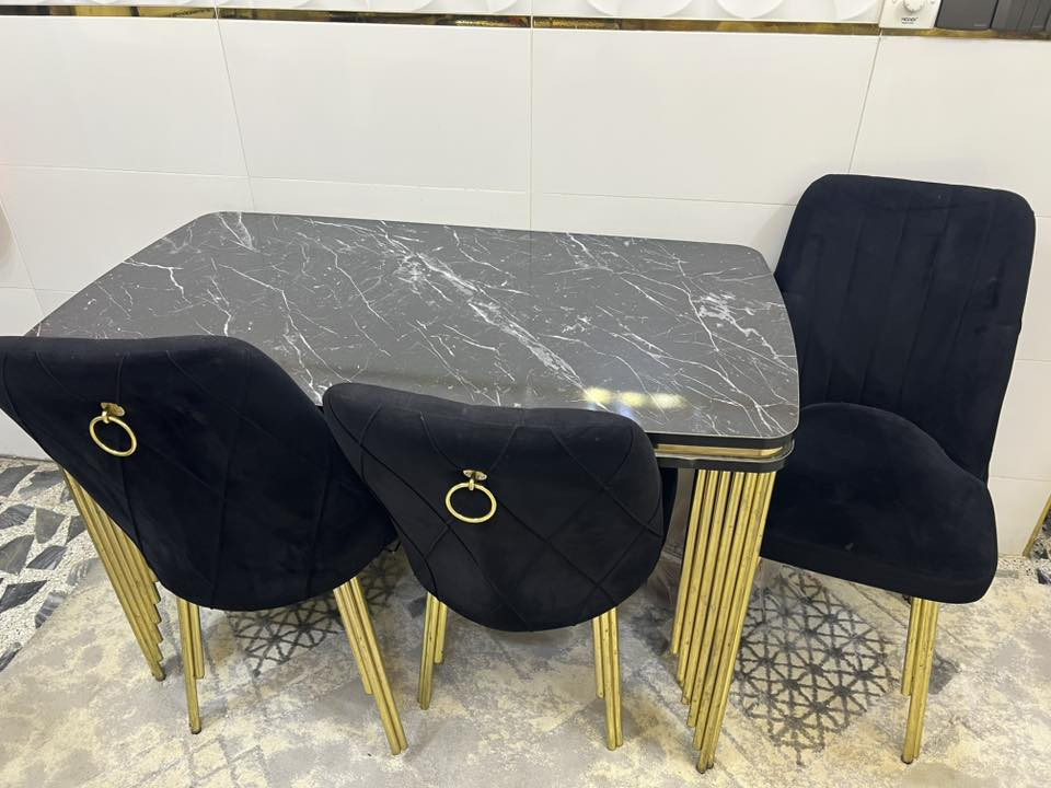 السلام عليكم ميز ٤كراسي للبيع ماخذتو ب ٣٠٠طالبة علينو ١٠٠وبينو مجال بسيط  للاستفسار علی الرقم ***********
