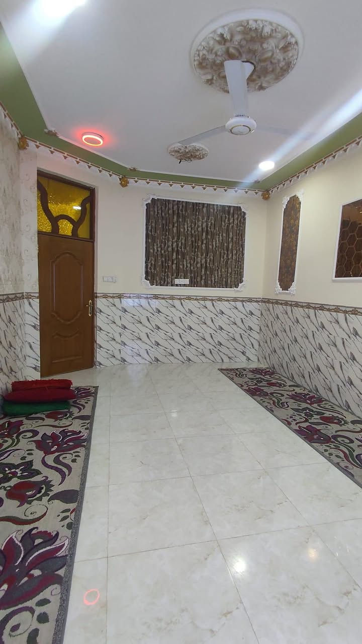 بيت للبيع المساحه 200متر. ركن شارع 20 و 12 م. يتكون من استقبال ومطبخ وصاله وغرفتين نوم منطقة الخاجيه رقم البيت 7611. خلف المعارض والبيع المباشر. بسمي اي استفسار اتصل ***********
