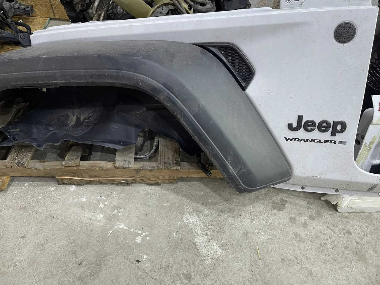 محرك وكير جيب رانگلر طبكه كامله موديل 22 
وثلاث قطع اصليه جاملق وباب وباب خلفي وثلاث ويلات 
***********
