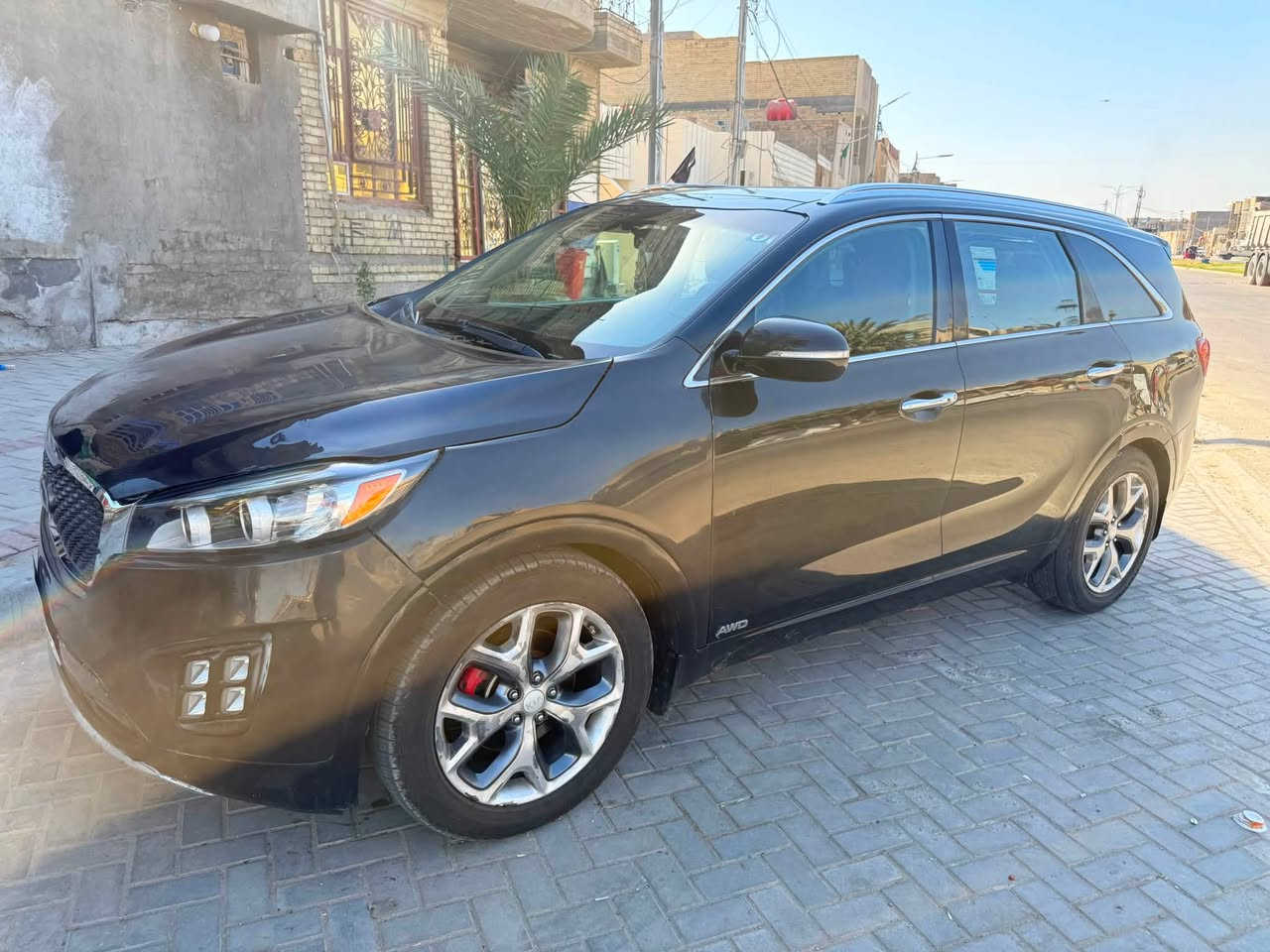 كيا سورينتو 2017 اعلى فئة  SXS فول مواصفات  1/1 داخل ماروني وارد امريكي سرقة وتبديل 3 قطع بدون حادث 
محرك 6 سلندر (3.5L) 
 تايرات وبطارية جديدة. 
المواصفات:
- سقف بانوراما
-تشغيل بصمة
- فول تحكم ستيرن 
-كراسي الأمامية كهرباء 
- تدفئة / تبريد 3 قطع 
- تدفئة  كراسي
- مثبت سرعة 
- سماعات محيطي-infinty 
- مري شفط 
- صندوق كهرباء
- شاشة ابل كاربلاي - Apple CarPlay
- نظام ترحيب 
- نظام فور ويل درايف
- داخل نضيف جداً
- ٤ وضعيات قيادة
- حساسات امامي خلفي
وبعد بيها هواي مواصفات ما مذكورة. 
السعر 168
للتواصل ***********
