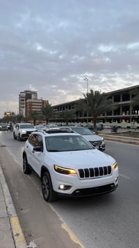 للبيع جيب شيروكي بزون موديل 2019 فئة اوفر لاند اعلى فئة فول الفول مواص...