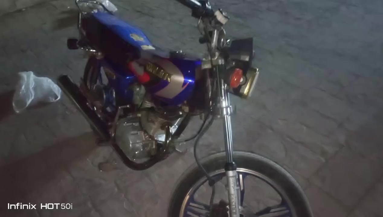 السلام عليكم دراجة ايراني سولنك او سيفان للبيع
دراجة موديل 22 اوبيهة اوراق 
الدراجة خير من الله مكينة خرسة لا نضوح ولا تبخير الدراجة السعر 550 الف اوبيهة مجال حك الجية الرقم الهاتف *********** متواجد واتساب
