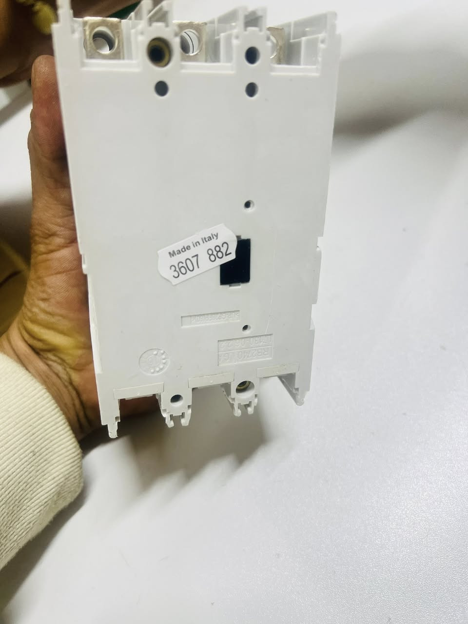 لام عليكم ورحمة الله وبركاته يتوفر لدينا قاطع ABB 160A/100A ثلاثي ورباعي استفسار *********** بغداد شورجه عكد النصاره شركة الابداع
