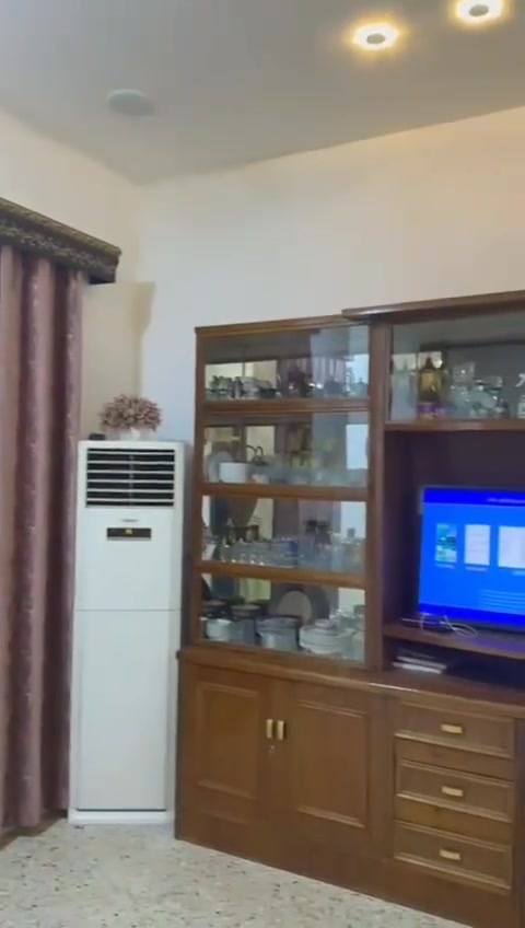 دار للبيع مساحته ٢٠٠ متر قاط واحد بناء حديث غرفتين نوم وصاله واستقبال مطبخ حار وبارد ومجمع صحيات البلديات خلف الصحفين ثالث فرع عن مضيف السواعد منطقه كاملة الخدمات تبليط مجاري مشمولة بالتطويب السعر ١٧٠ وبي مجال ***********

