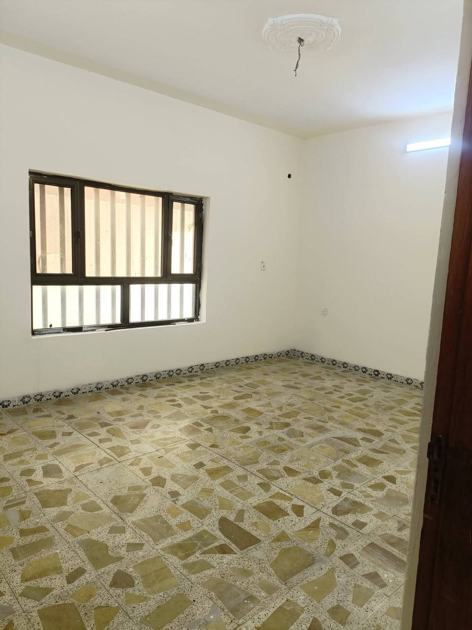 السلام عليكم يتوفر بيت للبيع ب قادسيه مجمع جبل علي قريب من شارع النجده النهريه بيت ركن مساحه 250متر مربع غرفتين جوه وحده فوك وبيتونه كامل مكمل تحويل مباشر السعر والتفاصيل اتصل ع صاحب البيت ***********
***********
