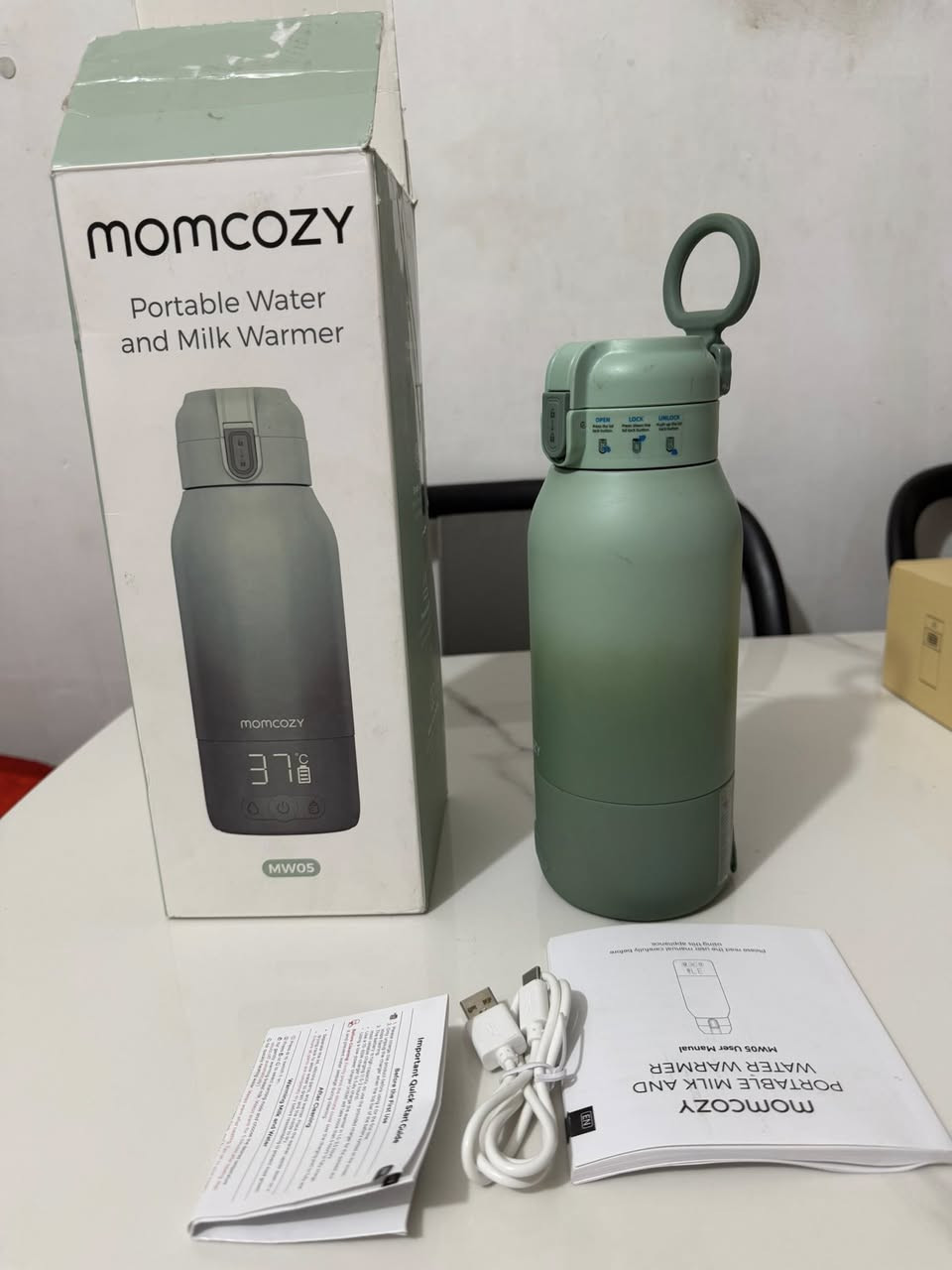 هو سخان حليب وماء محمول من ماركة Momcozy. اصلي باله

إليك أبرز مواصفاته ومميزاته:

تسخين سريع: يسخن الماء في 3 دقائق والحليب في 5 دقائق. 

سعة كبيرة: تتسع لـ 17 أونصة (حوالي 500 مل). 

بطارية قوية: يمكنها تسخين الحليب حتى 8 مرات أو الماء حتى 24 مرة بشحنة واحدة. 

تصميم آمن: غطاء مانع للتسرب ومواد آمنة خالية من BPA. 

وضع مزدوج: يتيح التسخين المباشر لحليب الأم أو تسخين الماء لتحضير الحليب الصناعي. 
 اعلى سعر ابيع 
الحجز ع الخاص 
متوفر توصيل


**إذا كنت صاحب هذا الإعلان وتريد حذفه لأي سبب، رجاءا أرسل رسالة إلى الدعم الفني**