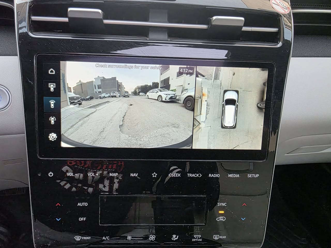 هونداي توسان موديل 2024 
ماشيه 22 الف ميل
رقم بغداد انكليزي
فوول السياره اخر حبه 
بصمه تشغيل عن بعد 
دخول لمس 
قفل لمس 
الجنطه الخلفيه كهرباء بصمه
تتحرك السياره بالبصمه 
داخل جلد ابيض 
 كشن كهرباء  مع خزن وضعيات الجلوس 
كشنات تدفئه وتبريد
الستيرن تدفئه
شاشه ابل كار بلي منافذ شحن وشحن لاسلكي
كامرات 360
رادار 360
رادار بالمري
مري تحكم كهرباء
تنبيه خروج من المسار 
توقف ذاتي امامي وخلف
بانوراما 
نظام فور ويل ذكي
كير محرك تبريد تخم تاير صدر  بحاله ممتازه جدا
السياره جديده جدا 
حادث السياره فقط بنيد مبدل
 راديترات بلاديه مال شركه ماتبدلت والدعاميه نفسها تصلحت 
السعر 22 الف وبي مجال 
العنوان بغداد حي القادسيه 
للاتصال ***********
