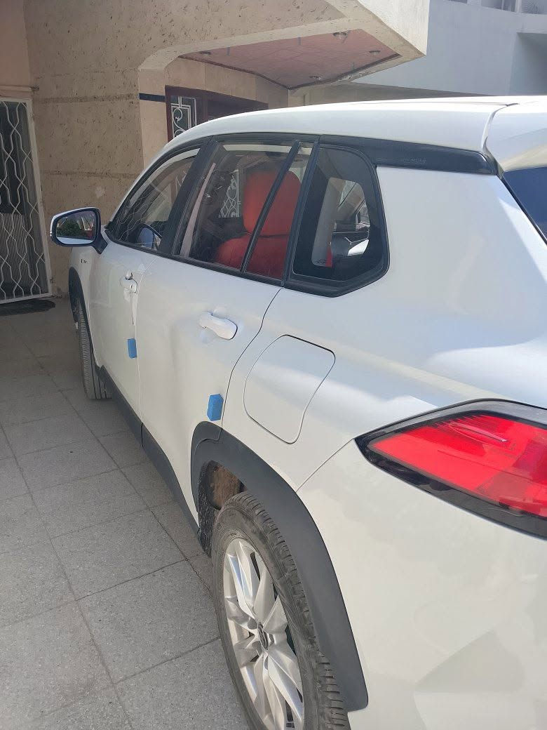 كورلا كروس هايبرد بغداد موديل 24 ماشية 7100 لون ابيض كرسي غير كهربائي كامرة خلفية تغليف كشنات احمر لا توجد أي طخه فيها نظيفه باسمي محرك 2000 ياباني رقم الهاتف *********** سعره 170 ورقة بيها مجال
