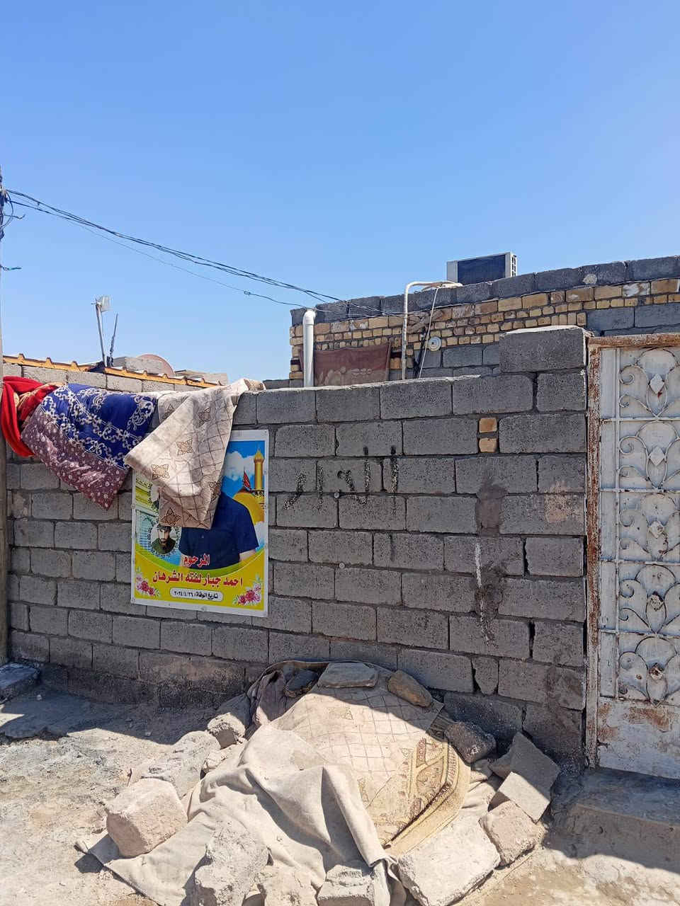 السلام عليكم بيت تجاوز حي اريدو قرب مستفى المعوقين المساحه 190متر يتكون من دوأنيه وصاله ومطبخ وغرفه ومنور وحمامات كله اعكاده ومخمر وبورسلين لبيت كله ماعده لوجهيه ماملبوخه +بي رقم تعويض رسمي عله اي حال وهذا رقم التصال ***********
