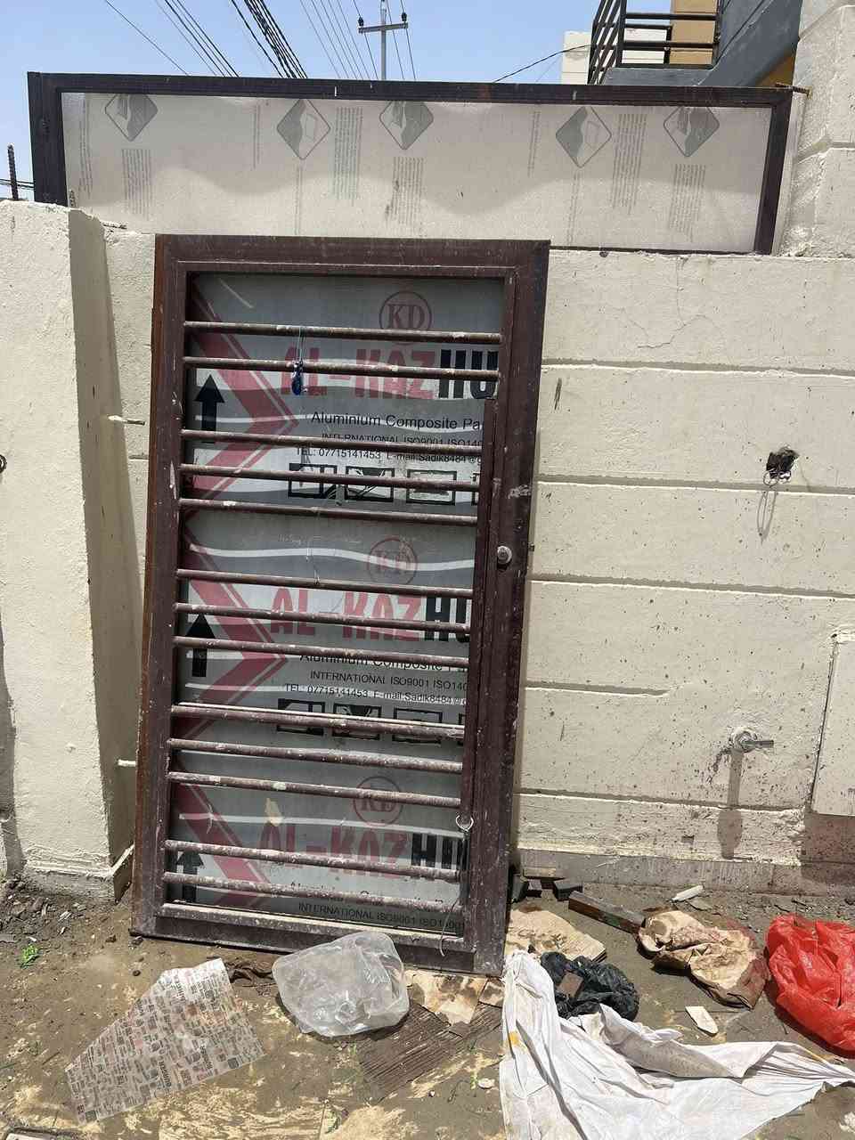 السلام عليكم 
باب حديد خارجي للبيع
قياسات 
عرض : الباب  2 متر
الارتفاع : 180 سم
نظيف 
استخدم سنتين 
السعر ٣٥٠ الف
الاتصال على الرقم : ***********
