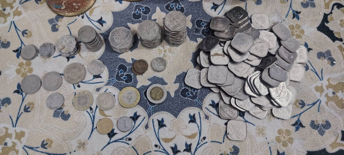 ابيعهن شلعة كلهن هنه والتحفيات النحاس
صاحب اعلئ سعر ابيعله التفاصيل 👇
500 فلس 99 قطعه
250 فلس 32  قطعه
واحد دينار عدد 6 قطع
50 فلس عدد 16 قطعه
10 فلوس عدد 5 قطع
100 دينار عدد واحد
100 فلس عدد واحد
25 فلس عدد 2
واحد فلس عدد 2
5 فلس عدد واحد
العملات الأجنبية
250 ريال إيراني عدد 2
500 ريال إيراني عدد واحد 
25 ليرة سوري عدد واحد 
10 ليرة سوري عدد 2 
25 بينت روماني عدد واحد
1 و 5 يوان صيني 
50 و 20 فلس الكويت

واتساب.
***********

