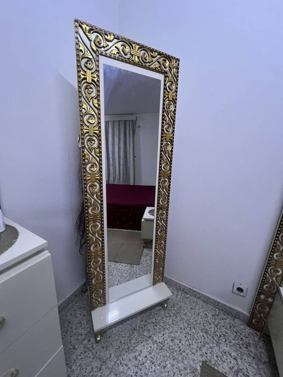 غرفة نوم تفصال ام دي اف ضد المي سرير 180 اكبر حجم مخزن كنتور 3 امتار 9 قطع جديده بدون اي عيب 
سعر مليون 200 شراي اتصل *********** مكان كركوك
