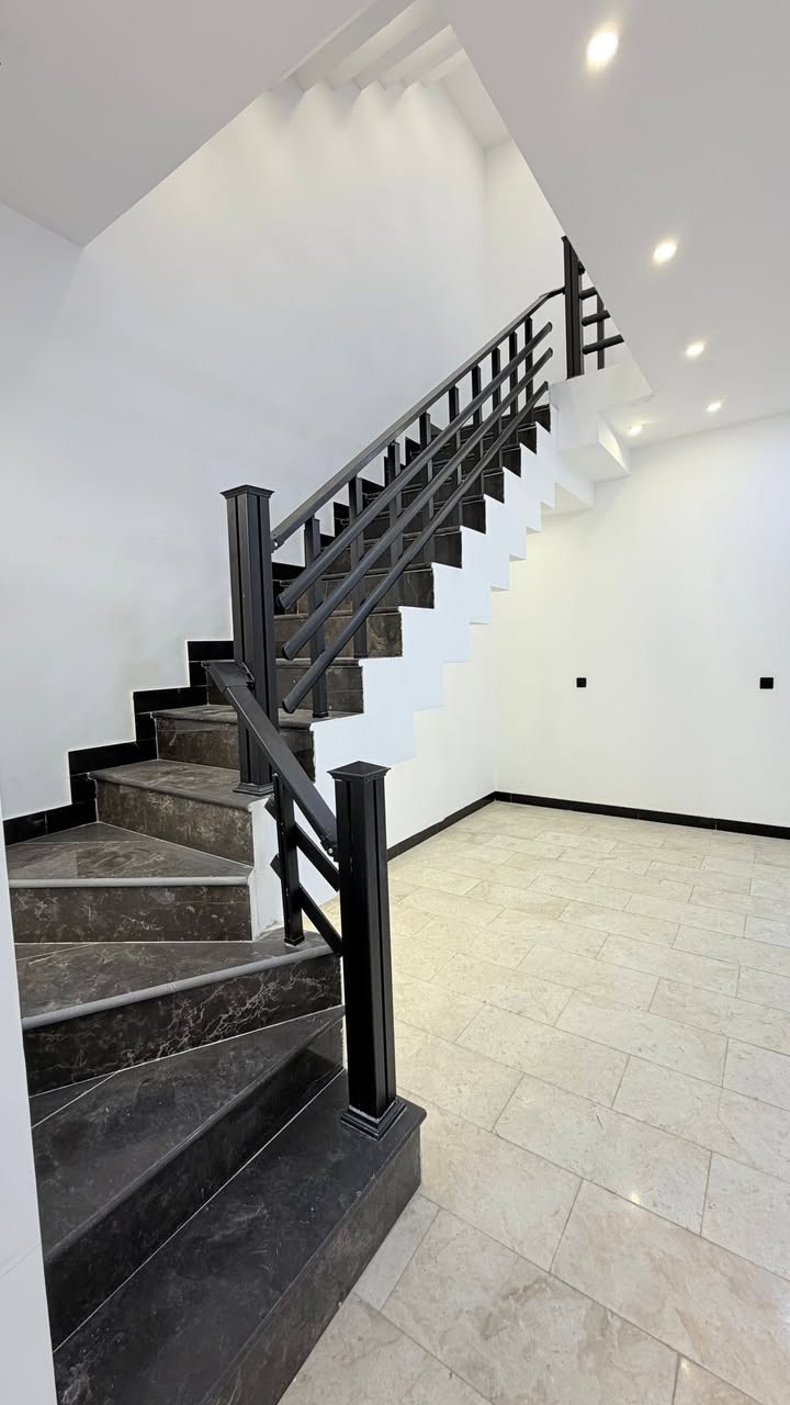 سلام عليكم 👋 عقار للبيع مساحة 150 م² في حي الجهاد (حي الضباط)، من أفضل المربعات في الحي 🏡. العقار جاهز، تشجير حديث، غير مسكون، واجهة 6، نزال 25، يحتوي على 4 غرف نوم 🛏️، 4 حمامات 🚿، صالة، مطبخ، هول، مطبخ حار، كراج، وبيتونة. للاستفسار: *********** 📞
