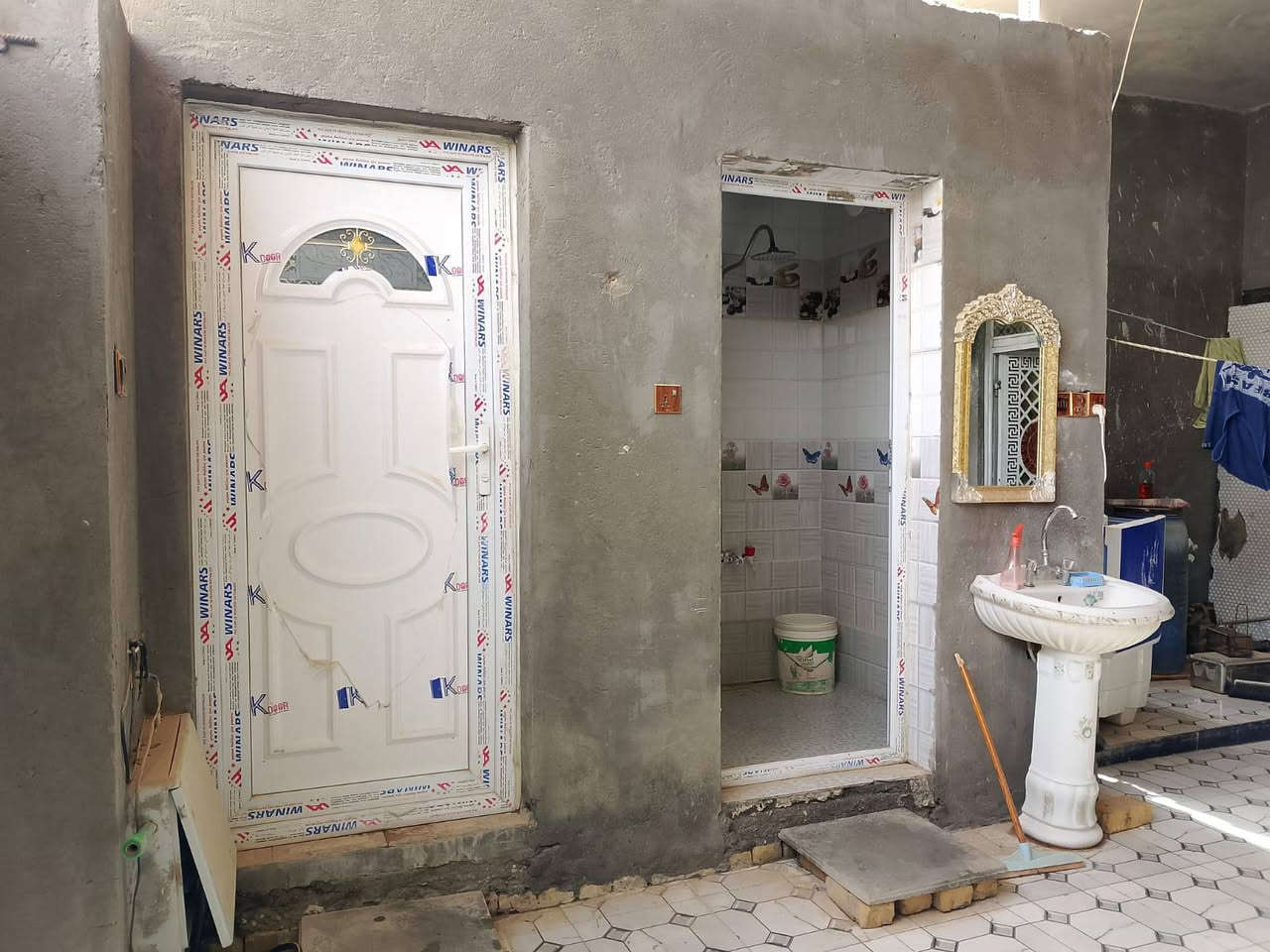 بيت زراعي طابوك  كونكريت مسلح مساحه 200 متر في الاسكان الصناعي دور سيد حمزه النزله الخامسه يحتوي على غرفتين وصاله  وديوانيه ومطبخ وصحيات داخليه وخارجيه وطارمه الشراي  يتصل واتساب ***********
