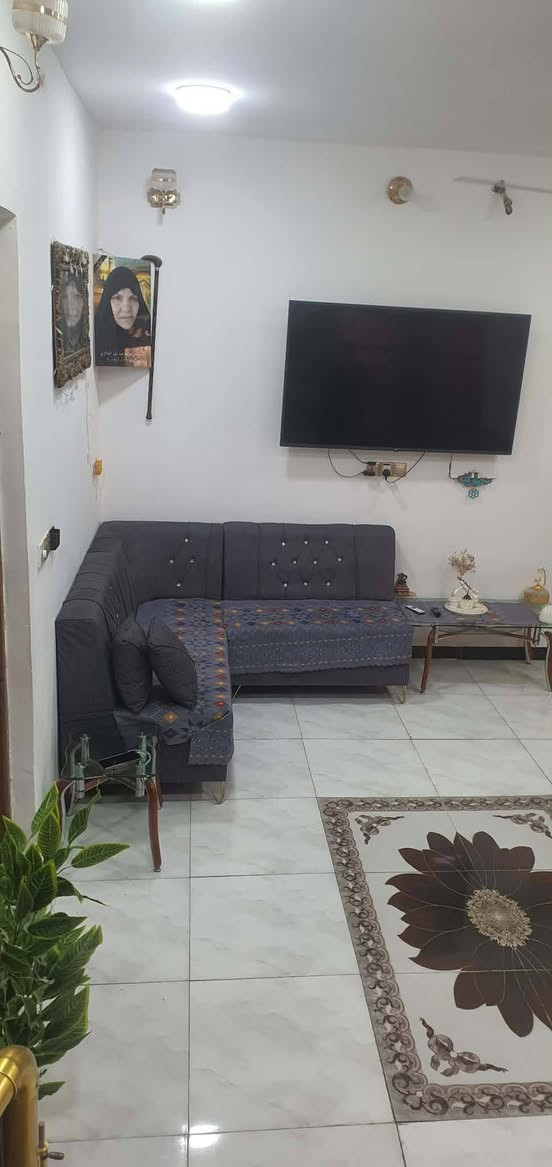 بيت جديد للبيع على طريق السنية مساحته 250م بناء 2غرف وصاله ومطبخ واستقبال حمام طارمه حلوه 
تفاصيل اكثر على الرقم ***********
