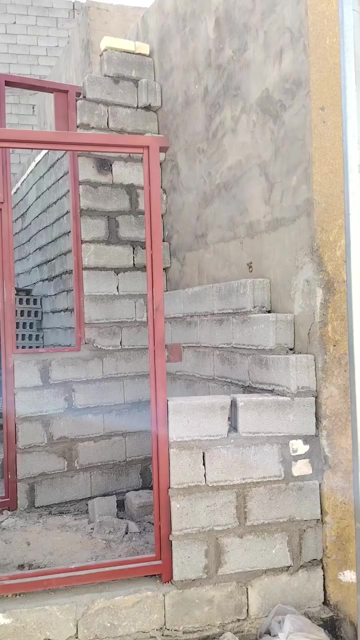 سلام عليكم خلفات بناء طابوك بلوك فرمسون متفرغ حاليا شغل درجة أولى ***********
