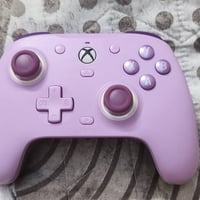 يده : GAMESIR G7 SE لون : بنفسجي + وردي تحتوي على ازرار خلفية قابله لل...