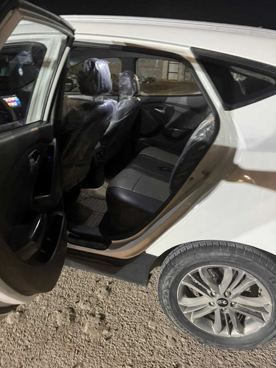 سلام عليكم توكسان مجفايه 2015 خليجي 
سياره معمره نضيفه كير محرك مكفول 
صدر امامي خلفي مكفول 
كهربائيات كلها شغاله 
سياره تحويل ثاني يوم 
داخل نضيف 
السعر 100 وبيها مجال 
***********
