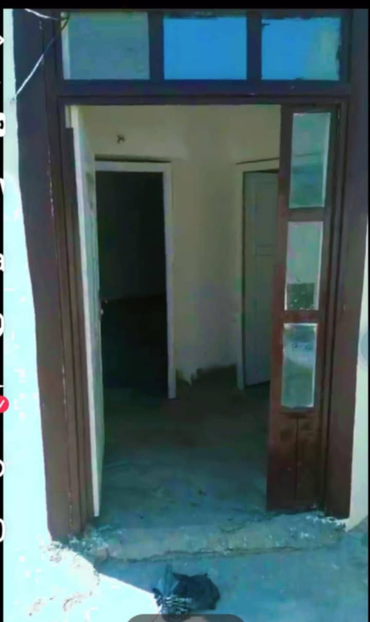 الدار للبيع الموقع الخلف الخضر
المساحة 250
سقف ثانوي مجاري كامل وماء بس تسكن 
يبعد عن الشارع الصب 50 متر
السعر 35 
الاستفسار اتصل على الرقم او تعال خاص 
***********
