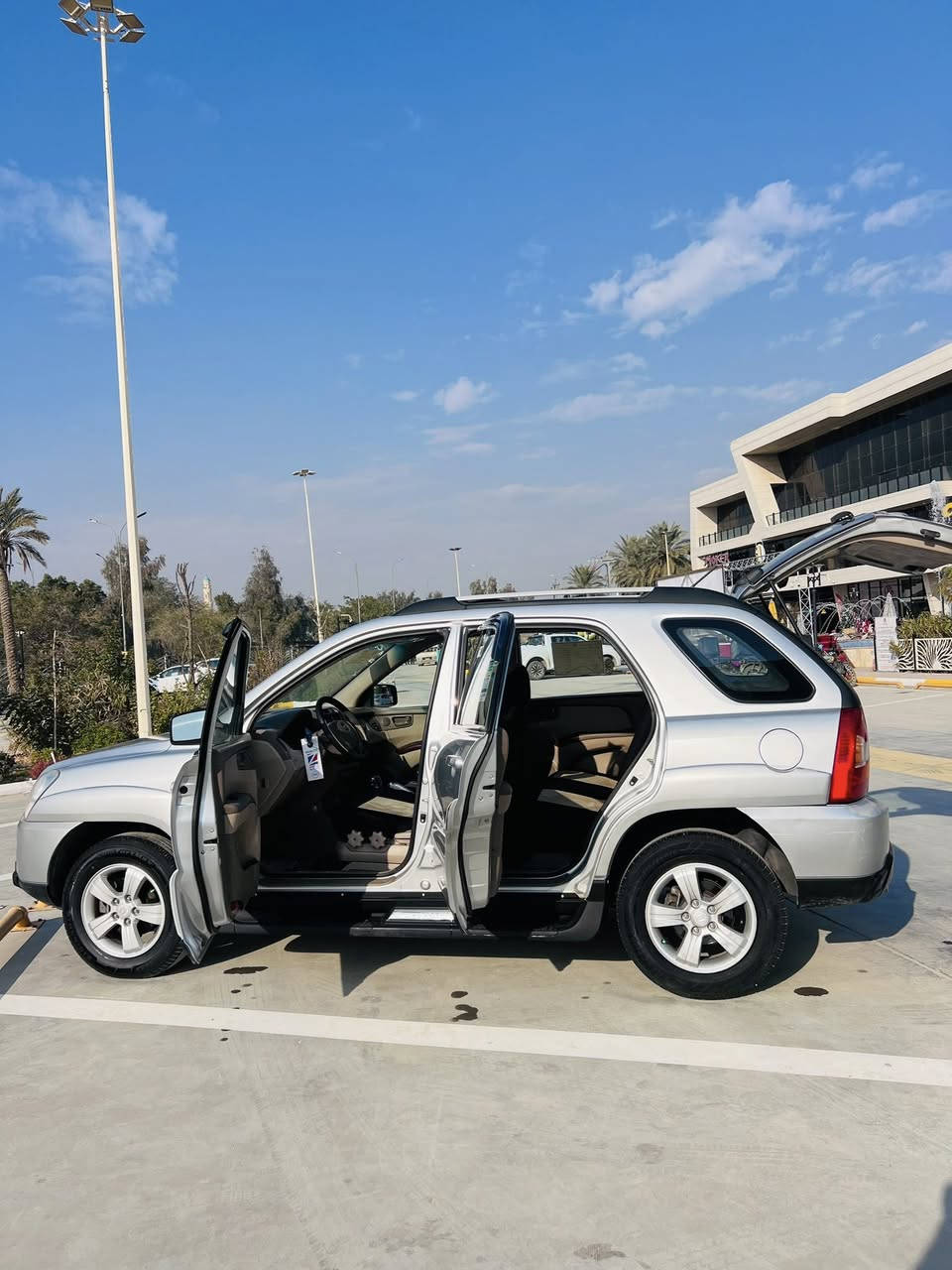 السلام عليكم
كيا سبورتج 

السياره كفاله عامه

موديل 2010 (خليجة )

رقم شمالي اربيل 

مكينه 2000 

فتحه سقف 

ويل كب

شاشه كامره 

تخم تاير 

الداخل بيجي مطعم بصاج 

مكان سياره ديالى بعقوبة

السعر  128وبيا مجال 

***********
