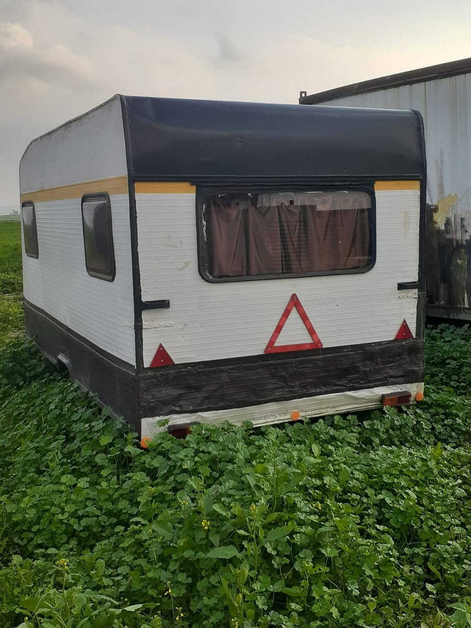 علیکم بەرێزان ... کەرەڤانە بۆ فرۆشتن ... شتێکی پاک بێ عەیبە . کارەبایات و بەگەلایت  کاردەکات . ناوەوەی قەنەفە و سلاجەی تێدایە ژووری نوستن و سیسەمی تێدایە .  لەدوای سەیارە دەیەخرێت بە سەیارەیی گچکەش رادەکێشرێت . سعری 14 وەرەقە و مەجالی تێدایە . ژ.م خاوەنی ***********
