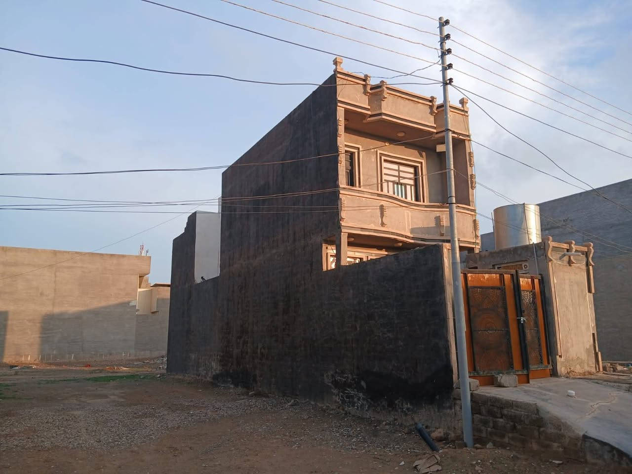 مساحة الدار ١٠٠ متر
رقم العقار ١٦٢٩١
واجهه ٥ ونزال ٢٠ 
يحتوي الدار على 
٣ غرف نوم 
وخطار 
ومطبخ 
وصحيات داخليه و خارجيه 
ملاحظة الدار بي نقوصات بسيطه 
سقوف ثانويه وصبغ الواجهه وصبغ الداخل 
للاستفسار والاتصال 
مكتب يوسف للعقار 
***********
***********
