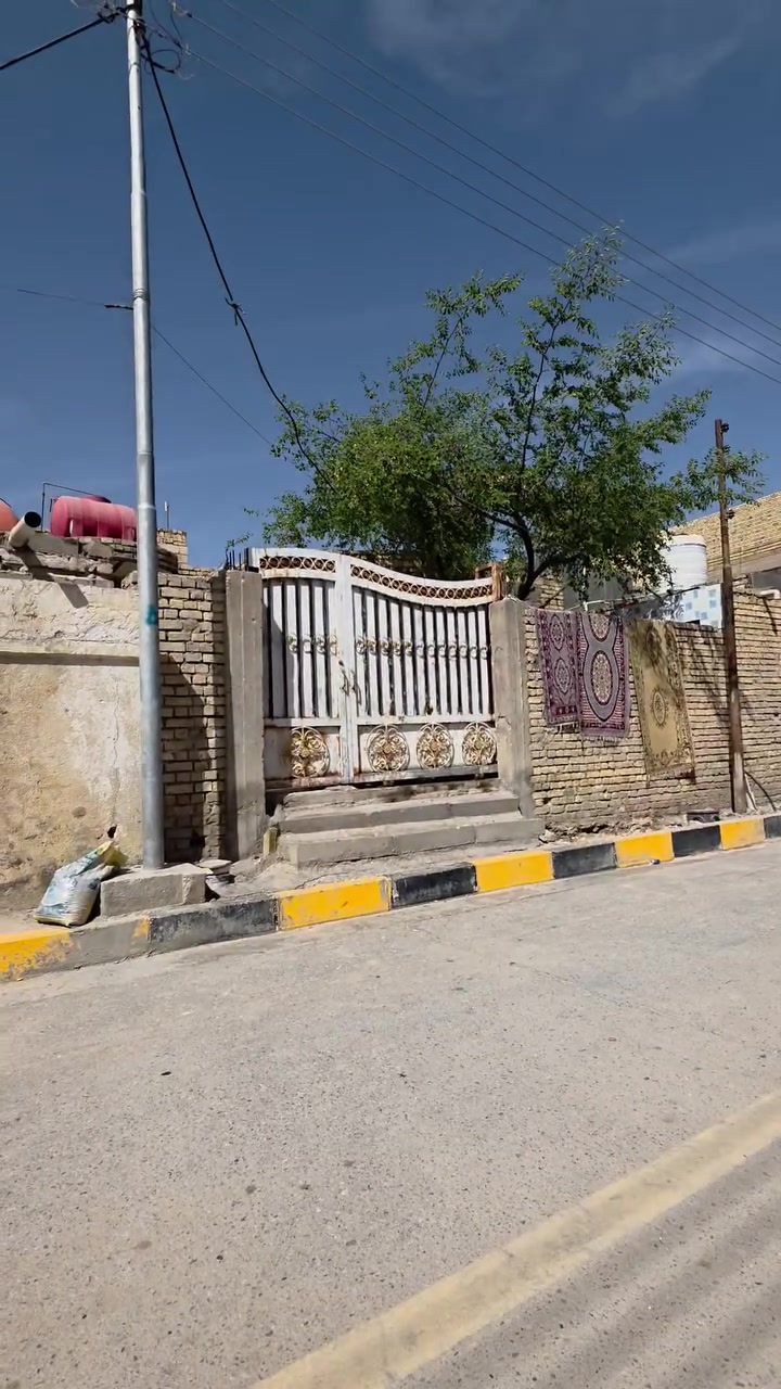 السلام عليكم بيت للبيع طابو مساحه ٢٠٠م
تفاصيل البيت غرف ٢ + صاله + مطبخ + ديوانيه + صحيات داخل وخارج 
المكان سوق الشيوخ حي العسكري شارع المستوصف قرب محطه الغاز 
للاستفسار *********** واتساب ***********
