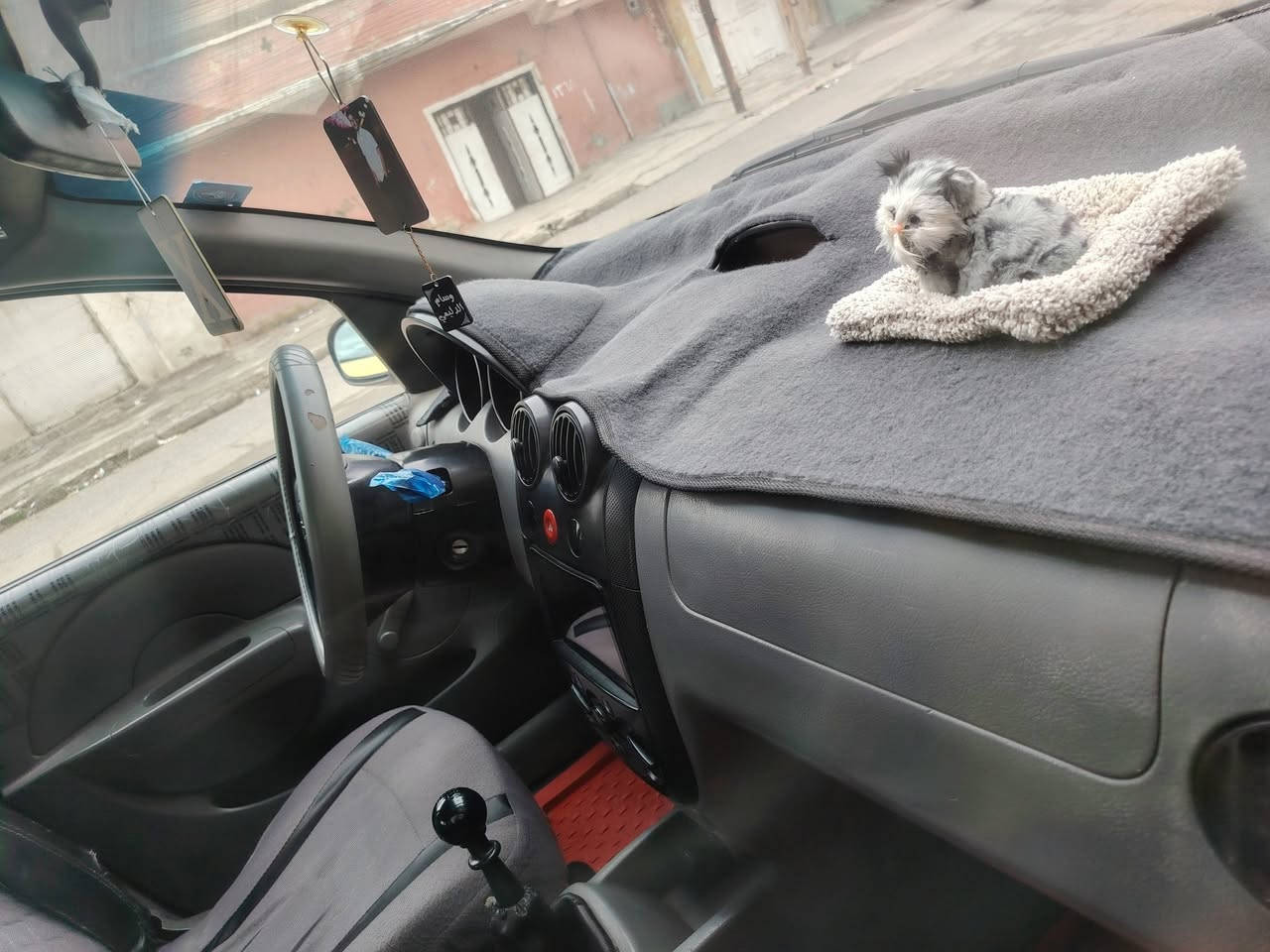 افيو ٢٠٠٥ رقم اجنبي  السعر ٤٨ طخم نظيف طخم تاير بيها مكانات صبغ بدون حادث داخلها نضيف ***********
