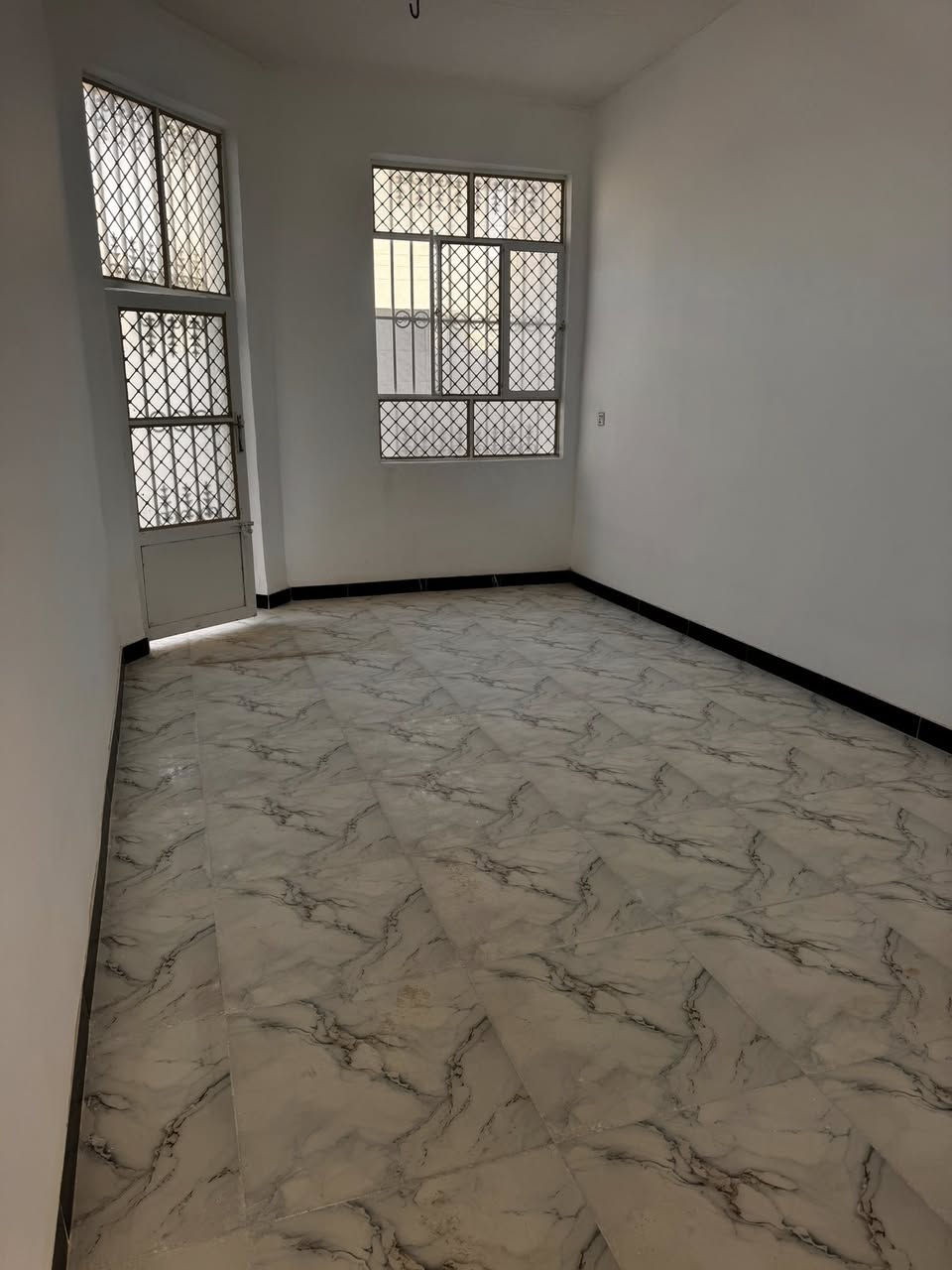 #دار_سكن_ملك_صرف_للبيع

المساحه //150 متر __ وجه 7:50 __ نزال 20 

سنة البناء // 24 ____ البناء طابوگ __ طابق ونص 

الطابق الاول // غرفه نوم _ هول _ مطبخ _ استقبال  مجمع صحيات كراج سياره 
الطابق. الثاني / غرفه نوم وحده 

الدار فارغ تستلم مفتاح مباشر 

موقع ثاني بيت من التجاري _ 

ابو غرق حي الجواد 

الأستفسار الأتصال 
***********

#الدار_المعموره_للعقار

من لديه عقار ويرغب بالبيع مراسلت الصفحه
