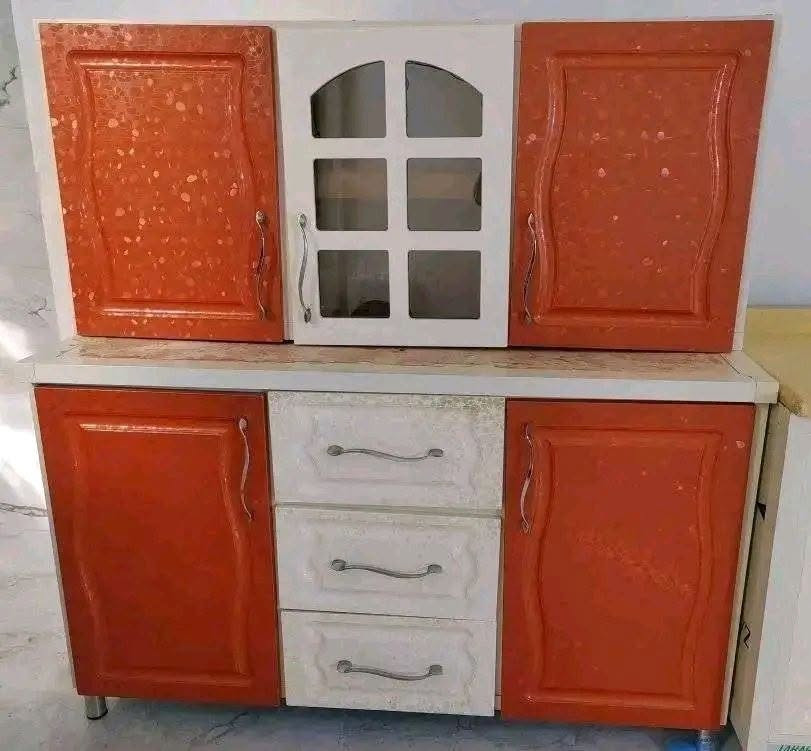 سلام عليكم كاونتر للبيع تصميم تركي المنيوم والابواب hdfمساحة ٤ونص امتار يعني متر ونص جوة والفوكاها متر ونص والسنك متر ونص حسب صورة موجودة بالنشر جديد جدا استخدام قليل للتواصل ماسنجر او على رقم *********** عنوان بغداد الكرخ
