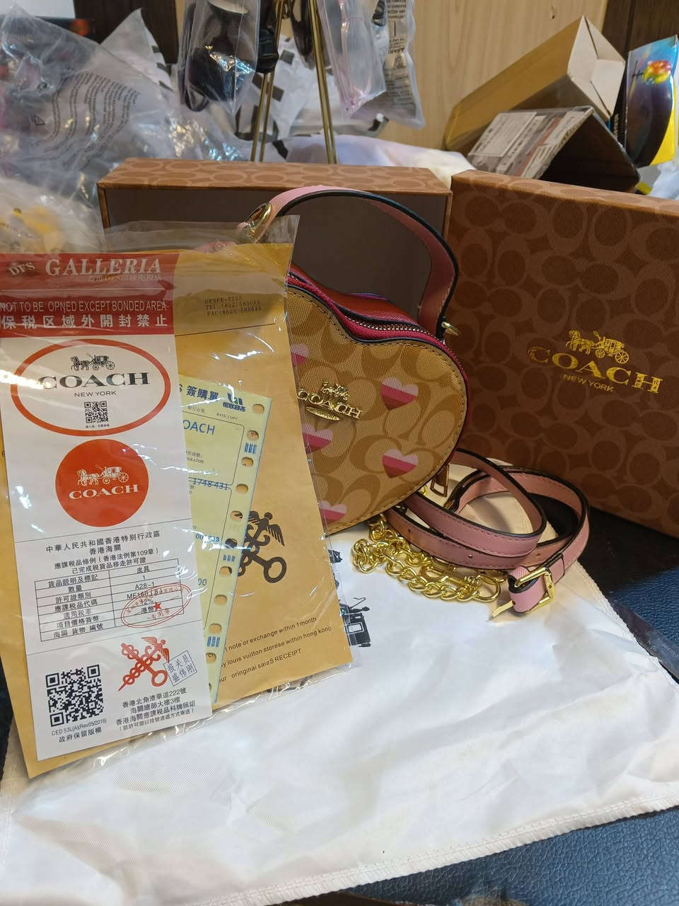شنطة COACH أصلية
الموديل: Heart Bag (شكل قلب)
الحالة: جديد/بحالة ممتازة
المحتويات:
✔️ الشنطة نفسها
✔️ حزامين (حزام طويل + سلسلة ذهبية)
✔️ كيس الغلاف الأصلي
✔️ علبة وكرت الضمان
💰 السعر النهائي: ٢٥,٠٠٠ د.ع (شامل التوصيل)
***********
